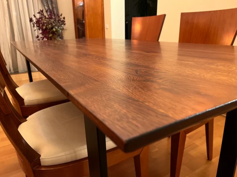 Read more about the article Stół dębowy do kuchni i jadalni – jaki wybrać oraz jak dbać